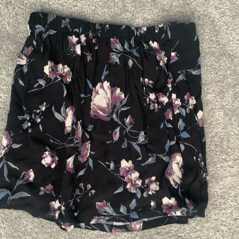 Kendall & Kylie flowered mini skirt